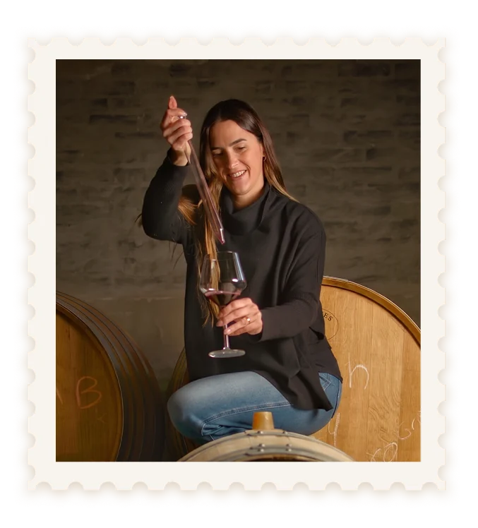 Josie Andant sirviendo vino en una bodega